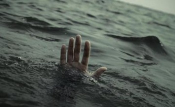 Смерть на воде: в Днепре со дна реки достали труп мужчины