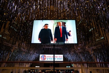 Фото и текст документа, который подписали в Сингапуре Дональд Трамп и Ким Чен Ын