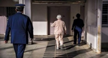 Японские пенсионеры мечтают попасть в тюрьму