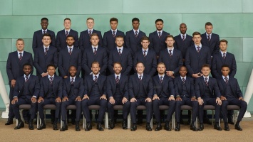 Перед вылетом на ЧМ-2018 сборная Англии переоделась в строгих джентльменов