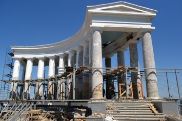 Чиновников и подрядчика, который реставрировал одесские детсады, парки и Воронцовскую колоннаду, подозревают в растрате бюджетных средств