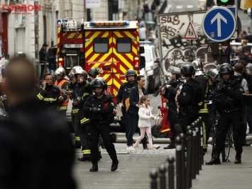 В Париже мужчина захватил заложников - СМИ