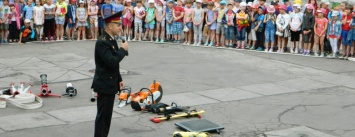 Спасатели и актеры Камеского рассказали детям об опасностях огня