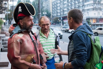 Элитный бомж Киева по кличке пират Ветер, принимает утренние ванны в Палаце спирта. Фото и видео