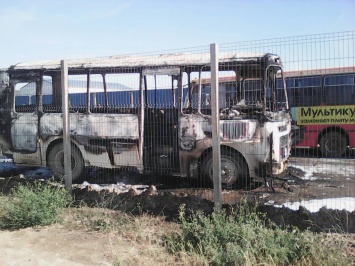 На участке автодороги, ведущей к Крымскому мосту, загорелся автобус, перевозивший рабочих