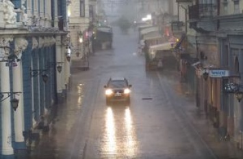 В Черновцах ливень за пару минут превратил улицы в реки: авто тонули в воде (видео)