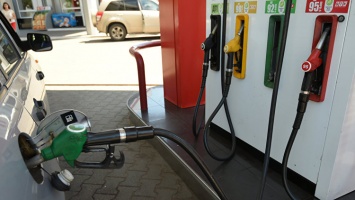 До "сотки" не дойдет: в Москве исключили резкое повышение цен на бензин