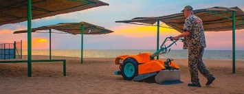 Песок на Центральном пляже Черноморска ежедневно чистят и просеивают