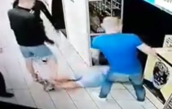 В Киеве мужчину жестоко избили на кассе супермаркета. Охрана не вмешивалась