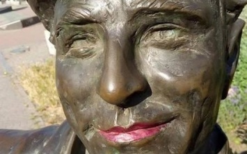 Памятнику на Металлургов сделали маникюр и макияж (ФОТО)