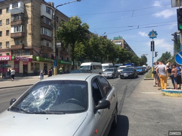 Не успел затормозить: на Гагарина водитель сбил пешехода (Фото)