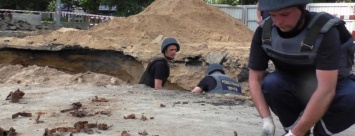 Во время ремонта на центральной магистрали Чернигова пиротехники нашли 33 мины