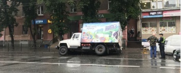 В центре Тернополя грузовик провалился под асфальт