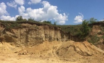 На Днепропетровщине двух селян обвиняют в незаконной добыче около 4,5 тонн песка и глины