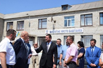 Савченко с Вадатурским осмотрели строительство плавбассейна в Баштанке за 64 миллиона