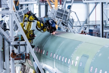 Airbus начал использовать работу роботов для сборки самолетов в Гамбурге