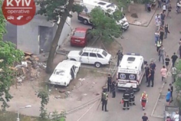 В Киеве при взрыве автомобиля ранены дети: опубликовано видео первых минут после ЧП