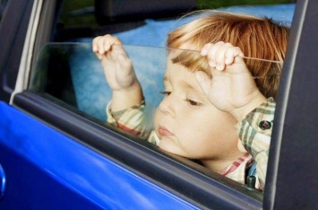 Счет на минуты: почему нельзя запирать в машине ребенка