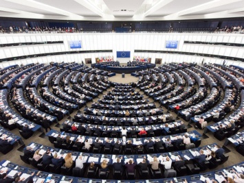 Европарламент принял резолюцию с требованием освободить политзаключенных в РФ, умер Говорухин, стартовал ЧМ по футболу. Главное за день