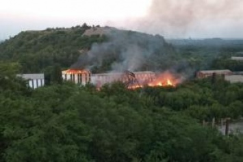 В Донецке горят здания неработающей шахты