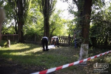 В Кривом Роге возле больницы обнаружили тело голой девушки