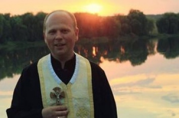 Священник из Тернополя завел Instagram, ежедневно выходит в прямой эфир и читает проповеди для своей паствы