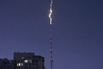 Доктор, разряд: в сети показали впечатляющий ролик удара молнии в киевскую телевышку