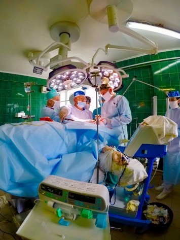 В Николаеве четыре бригады медиков провели двойную операцию спасая жизнь матери и ребенка
