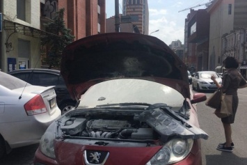 В Днепре на ходу загорелся автомобиль с девушкой за рулем