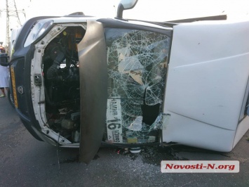 В Николаеве на перекрестке Nissan врезался в маршрутку - от удара автобус перевернулся