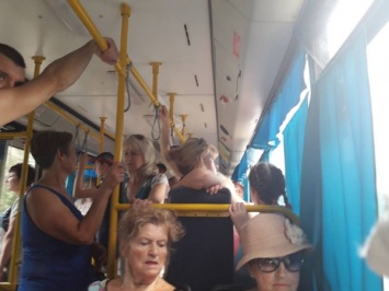 Несмотря на жару, в троллейбусах Днепра кондиционеры не включают