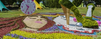Гигантские туфли, леденцы и шахматы: в Киеве открыли необычную выставку цветов
