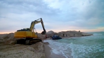 В Кирилловке водитель на Субару решил проехать по берегу и застрял (видео)