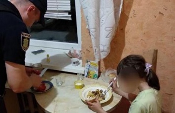 В Херсоне патрульные в полночь кормили ребенка, которого отец не пускал домой