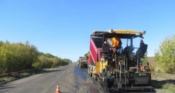 Дорожники заасфальтировали уже 13 км дороги в Изюм и 17 км Сумской трассы