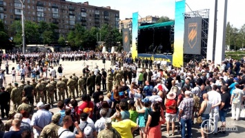 В Мариуполе проходит парад военной техники и фестиваль ко дню освобождения города