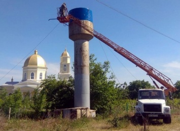Покрасили «по-новому»: водонапорные башни на юге Одесской области стали желто-голубыми