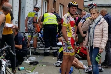 На велогонке в Бельгии 20 спортсменов на большой скорости влетели в автомобиль