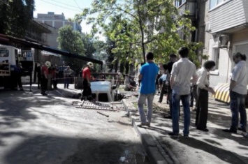 Фотофакт: в центре Киева автомобиль провалился под землю