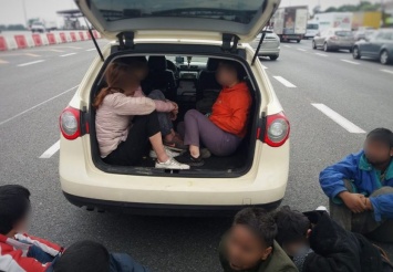 В Польше арестовали украинца, который перевозил девять азиатов в багажнике