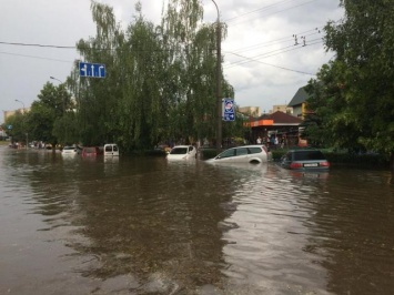 Сильный ливень парализовал движение транспорта в Луцке (ФОТО)