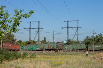 В Днепре грузовой поезд сошел с рельс. Фото