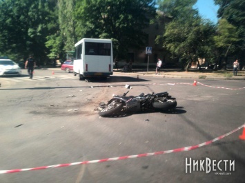 В Николаеве мотоцикл врезался в маршрутку с пассажирами