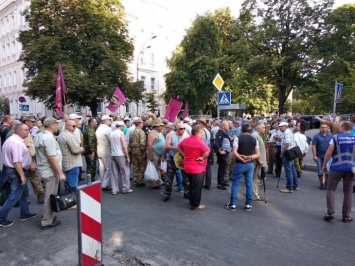 В Киеве ветераны Афганистана перекрыли улицу Грушевского
