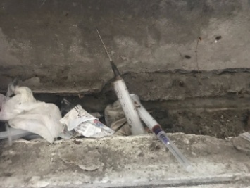 Наркоманы делают «закладки» прямо в подъезде многоэтажки (фото)