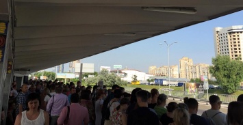 Давка и паника. В Киеве на красной ветке метро произошел масштабный сбой