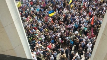 В Киеве возле Рады проходит столкновение митингующих и полиции (видео)