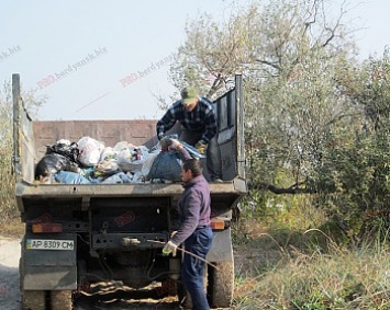 «Бердянскэкотранс» установил на Бердянской косе дополнительные мусорные контейеры