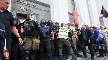 Восемь полицейских и двое митингующих пострадали в столкновениях у Рады