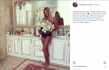 Волочкова опубликовала полуобнаженное фото с белым букетом